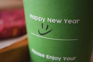 nehmen Weg Kraft Kaffee Tasse mit glücklich Neu Jahr Wunsch auf es foto