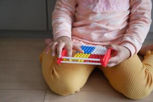 Kleinkind spielt mit dem Zählen von Mathe-Lernspielzeug. foto