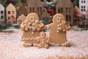 entzückende Lebkuchenmama, Papa und Kinder, die frohe Weihnachten haben foto