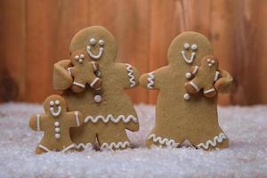 Familie von Lebkuchen mit 3 Kindern auf Feiertagsweihnachtshintergrund foto