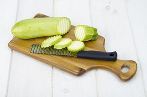 grüne junge frische Zucchini auf Holztisch zum Kochen foto