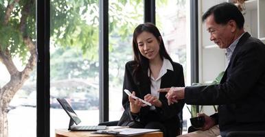 Geschäftsmann mittleren Alters, der ein informelles Treffen mit seinem Finanzmanager hat. asiatische Geschäftsleute Konzept. foto