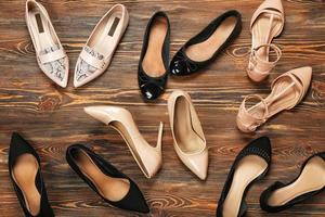 weibliche stilvolle Schuhe auf Holzuntergrund, Ansicht von oben foto