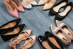 weibliche stilvolle Schuhe auf Holzuntergrund
