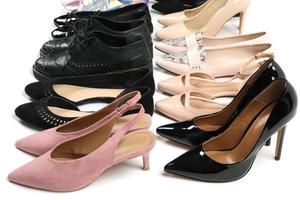 verschiedene weibliche stilvolle Schuhe auf weißem Hintergrund foto
