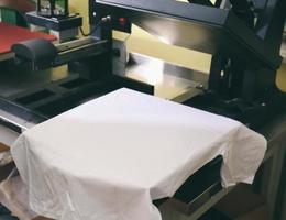 moderne Druckmaschine mit T-Shirt am Arbeitsplatz foto