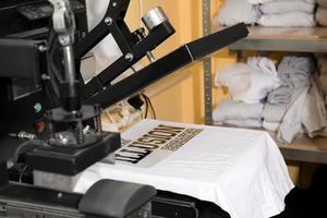 moderne Druckmaschine mit T-Shirt am Arbeitsplatz foto