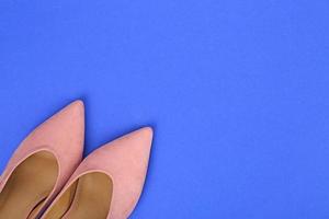 elegante Damenschuhe auf farbigem Hintergrund foto
