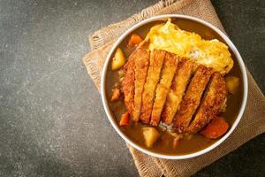 Curryreis mit gebratenem Schweinekotelett und cremigem Omelett foto