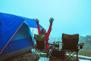 Frau Asiaten Reisen entspannen Camping im Urlaub. auf dem berg.thailand foto