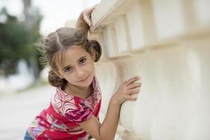 entzückendes kleines Mädchen mit Zöpfen gekämmt foto