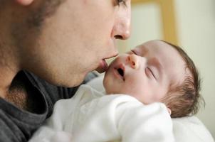 Vater küsst sein neugeborenes Mädchen. foto