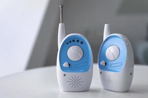 Babyphone-Einheiten auf dem Tisch im Zimmer. Radio-Kindermädchen foto