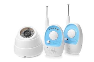 Babyphone und Videokamera auf weißem Hintergrund. Radio- und Video-Kindermädchen
