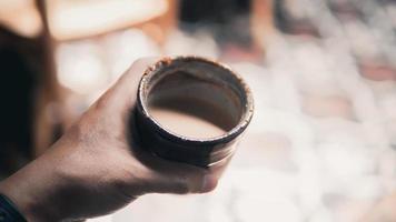 Hand hält eine Tasse Kaffee foto