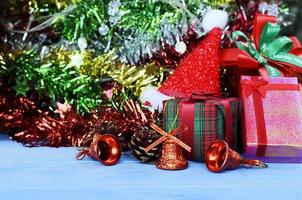 Weihnachtsgeschenkbox und Weihnachtsmütze und Dekorationshintergründe foto
