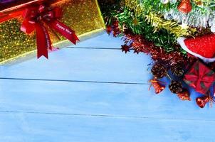 Weihnachtsfeiertag und guten Rutsch ins Neue Jahr Hintergrund mit Goldgeschenkbox und Dekorationen mit Kopienraum für Ihren Text foto