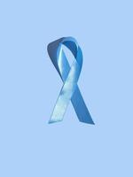 Konzept für den Weltdiabetestag 14. November. Symbolischer Farbbogen zur Sensibilisierung am Tag des Diabetes auf blauem Grund. foto