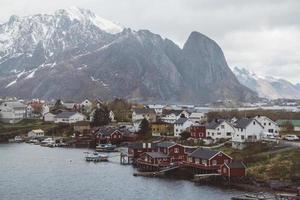 norwegen rorbu häuser und berge felsen über fjordlandschaft skandinavische reiseansicht lofoten-inseln. natürliche skandinavische Landschaft foto