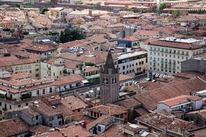 Verona Italien 09 03 2023. rot gefliest Dächer im das Stadt von Verona. foto