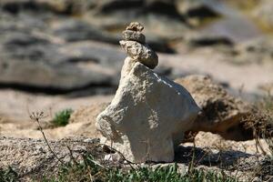 Steine im ein Stadt Park auf das Ufer von das Mittelmeer Meer. foto