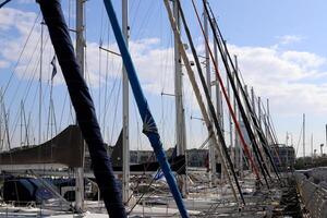 Masten im das Hafen gegen das Blau Himmel. foto