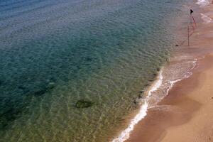 sandig Strand auf das Ufer von das Mittelmeer Meer im Nord Israel. foto