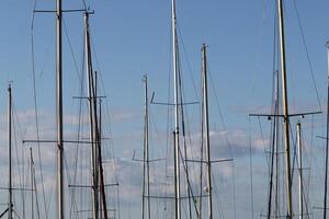 Masten im das Hafen gegen das Blau Himmel. foto