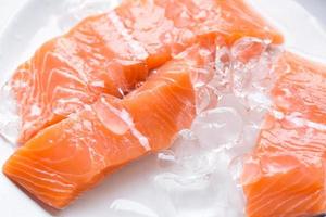 frischer Lachsfisch auf Eis, rohe Lachsfilet-Meeresfrüchte für Sashimi hautnah foto