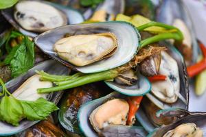 Muscheln gekochtes Essen mit Kräuterzutaten - Meeresfrüchte Schalentiere gedämpfte Muscheln