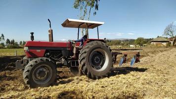 Traktor auf einem Feld foto