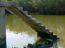 Treppe ins Wasser foto