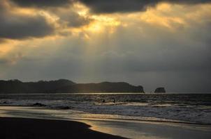 ein stürmischer Sonnenuntergang am Strand foto