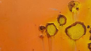 Textur der verrosteten orangefarbenen Metalltür foto