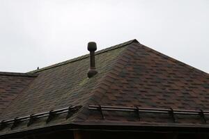das Dach wie ein architektonisch Detail im das Konstruktion von Häuser. foto