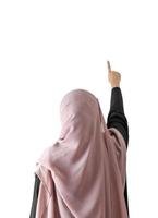 Arabische Frau zeigt mit dem Finger auf Textfreiraum auf weißem Hintergrund foto