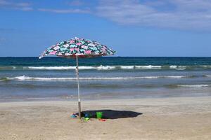 sandig Strand auf das Ufer von das Mittelmeer Meer im Nord Israel. foto