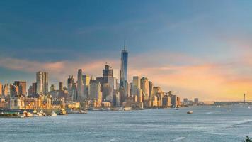 Stadtbild von Manhattan Skyline bei Sonnenuntergang, New York City