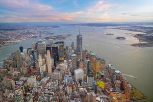 Luftaufnahme der Skyline von Manhattan bei Sonnenuntergang, New York City foto