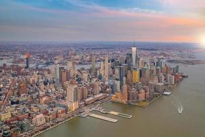 Luftaufnahme der Skyline von Manhattan bei Sonnenuntergang, New York City foto