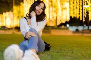 Asiatisches Frauenportrait mit Lichtern bei Nacht foto