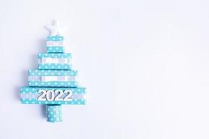 leere Grußkarte mit kreativem abstraktem Weihnachtsbaum aus Geschenkboxen und Neujahr 2022