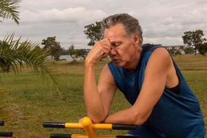 Älterer reifer Mann, der in einem Outdoor-Fitnesspark im Parque das Garcas, Brasilia, trainiert? foto