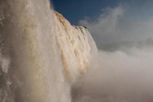 Iguazu fällt an die Grenze zwischen Brasilien und Argentinien foto