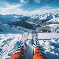 bergig Winter Landschaft, Rollschuhe Vorderseite Aussicht Hintergrund foto