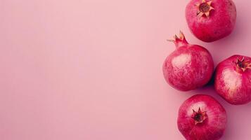 Granatapfel Früchte oben Aussicht auf das Pastell- Hintergrund foto
