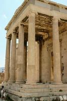 die ruinen in der historischen stadt athen griechenland, der parthenon, die akropolis und der marshügel foto