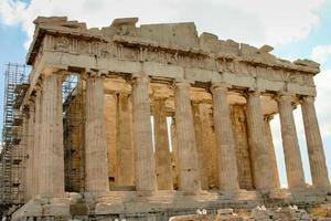 die ruinen in der historischen stadt athen griechenland, der parthenon, die akropolis und der marshügel foto