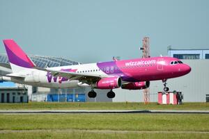 Warschau Polen. Juni 8, 2018. das Flugzeug gerade Vor Landung beim Chopin Flughafen. foto