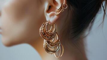Nahansicht von Frau tragen Gold Band Ohrringe foto